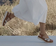 Vionic Mar Strappy Wedge Sandals Leather Camel Gold Metallic Size 7 NEW