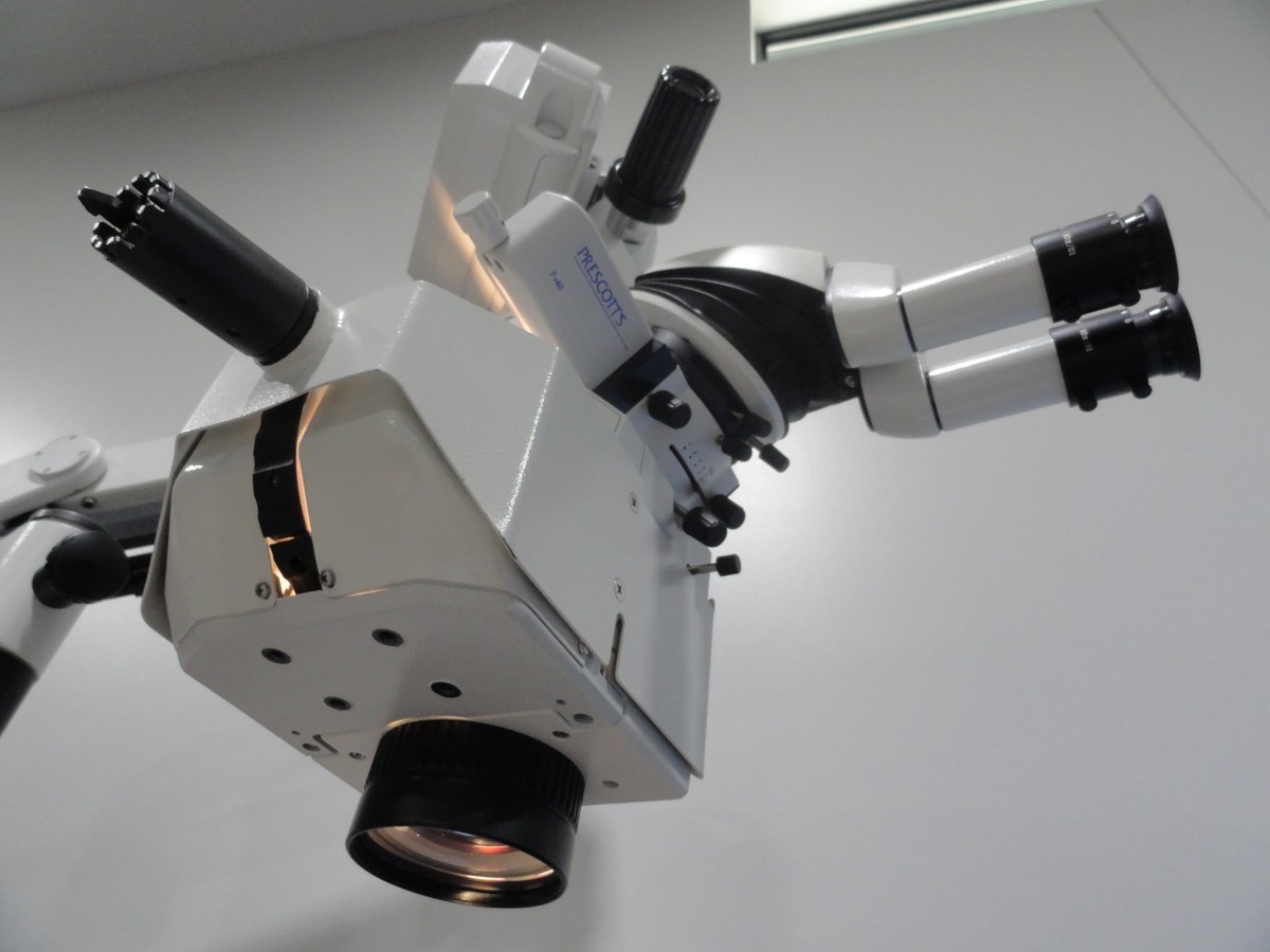 Leica M680 Dual Head Surgical Microscope with two footswitches | eBay