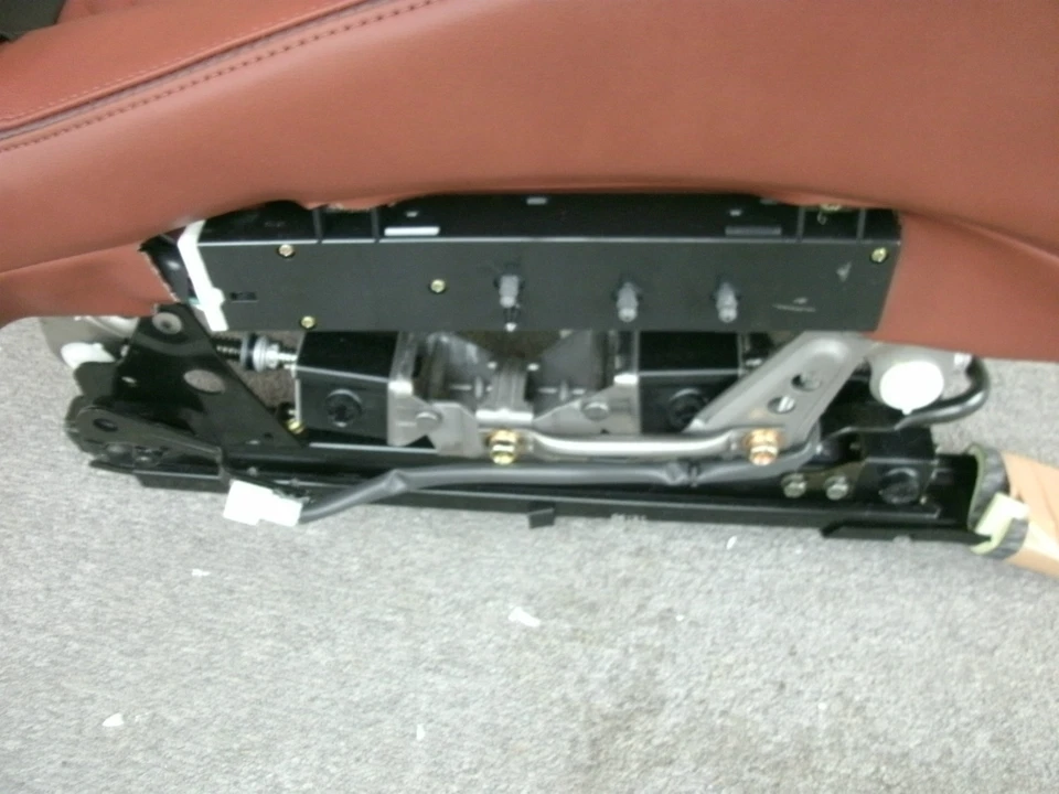 Кожаная подушка в сборе для правого переднего сиденья с подогревом 2006 Infiniti Q45 от оригинального производителя - Изображение 4 из 4