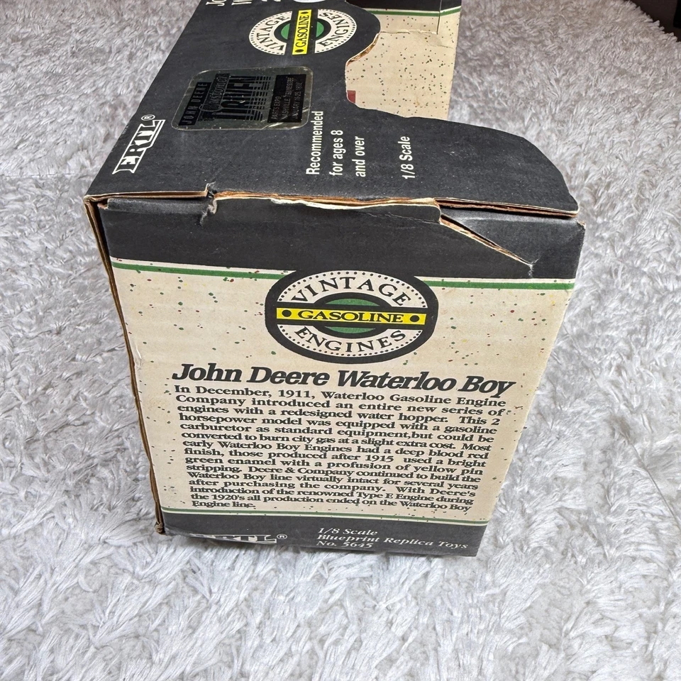 ERTL John Deere Waterloo Boy 2 hp Engine 1/8 Scale Vintage Replica Toy 4645 - Image 3 of 4