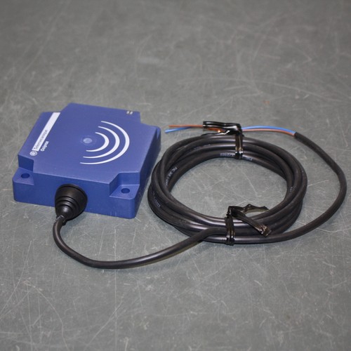 Telemecanique Inductive Proximity Sensor XS8D1A1MAL2, 24-240V AC/DC, Osiprox XS8 - Picture 3 of 6