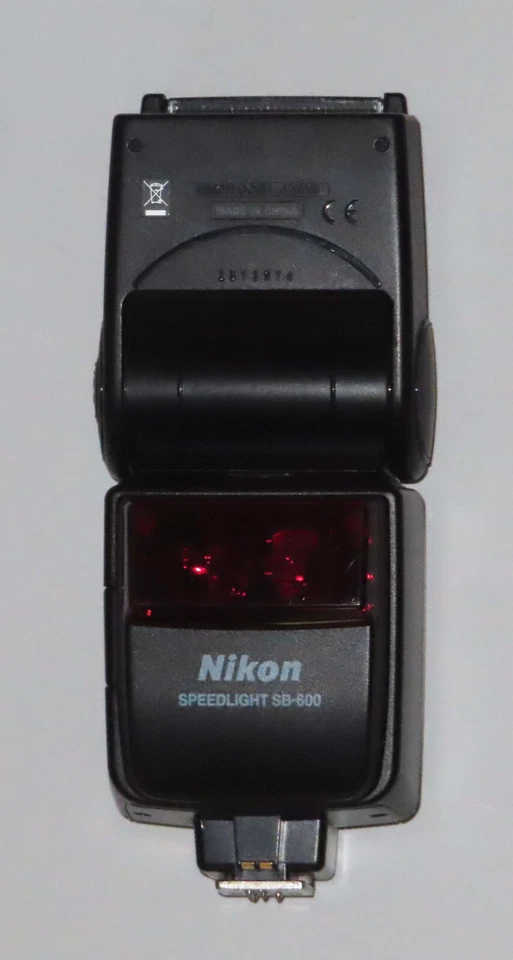 Nikon SB-600 Speedlight Flash For Nikon SLR and DSLR Cameras With Case & Stand - Image 2 of 3