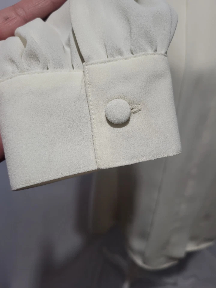 Blusa De Colección Koret Talla 12 Marfil con Botones Perlados y Cuello Adornado Camisa L/S Foto 4 de 4