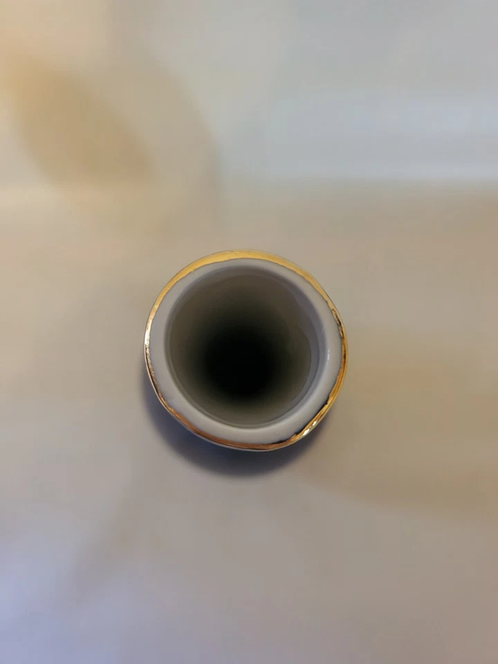 Jarrón vintage de porcelana azul cobalto con patrón de crisantemo Foto 4 de 4