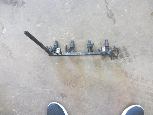 84-91 Peugeot 505 GLS 2.2L OEM Fuel Rail With Injectors b33a - Picture 3 of 3