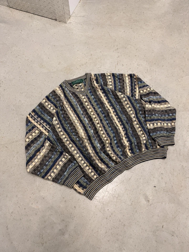 Suéter masculino Tundra 2XL - Multicolorido listrado gola V estilo Coogi - Imagem 2 de 3