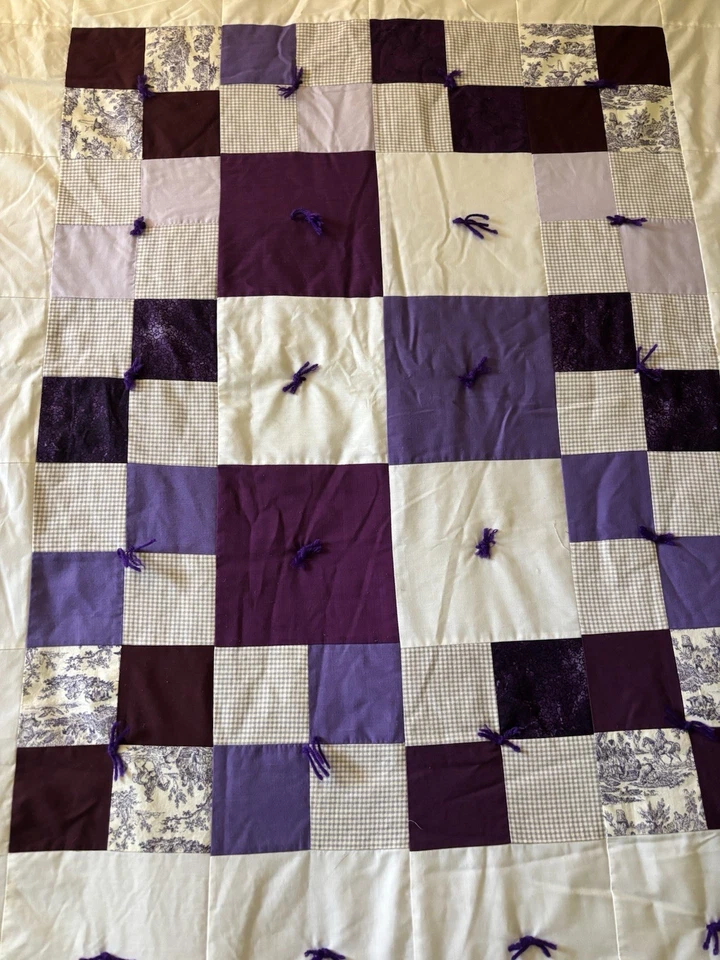 Винтажное фиолетово-белое лоскутное одеяло ручной работы 63 дюйма x 71 дюйм ~ чек и туалет - Изображение 3 из 4