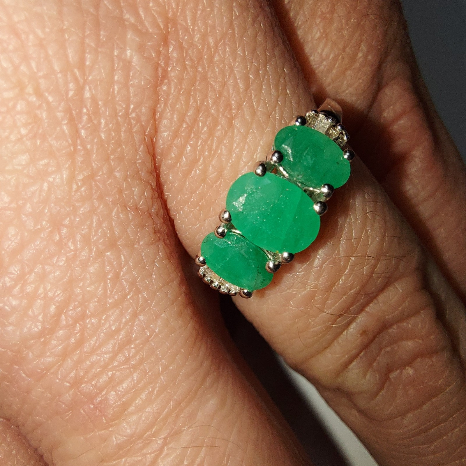 925 SS Simulated Emerald Ring With Moissanite Sid… - image 12