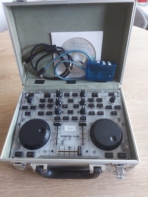 Hercules DJ Control Glow DJ Controller mit passendem Alukoffer und DJ Splitter
