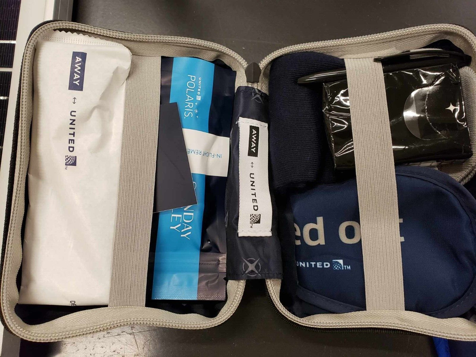 AWAY X UNITED Airline La Mini Maleta United Polaris Amenity Kit Sunday Riley