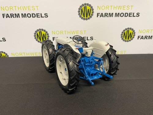 UNIVERSAL HOBBIES 2781 1:16 SCALE COUNTY SUPER 4 TRACTOR - Picture 3 of 6