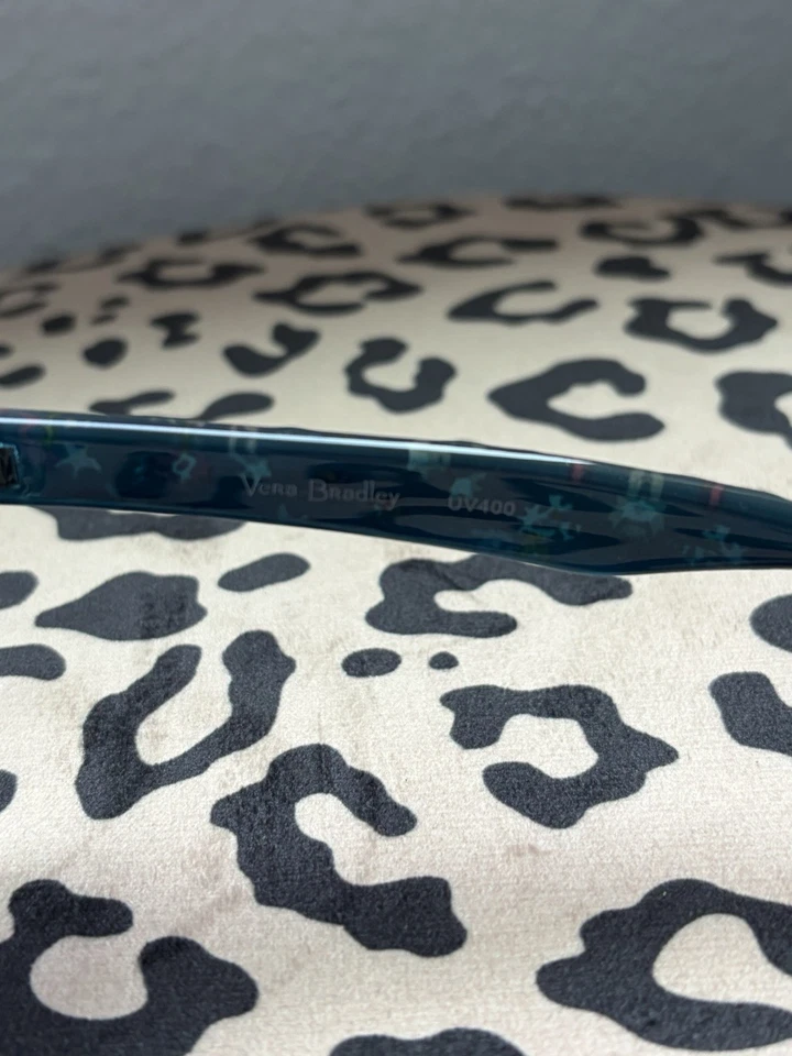 Gafas de sol florales verde azulado ojo de gato con lente Ombré y viene con estuche blanco y dorado Foto 3 de 4