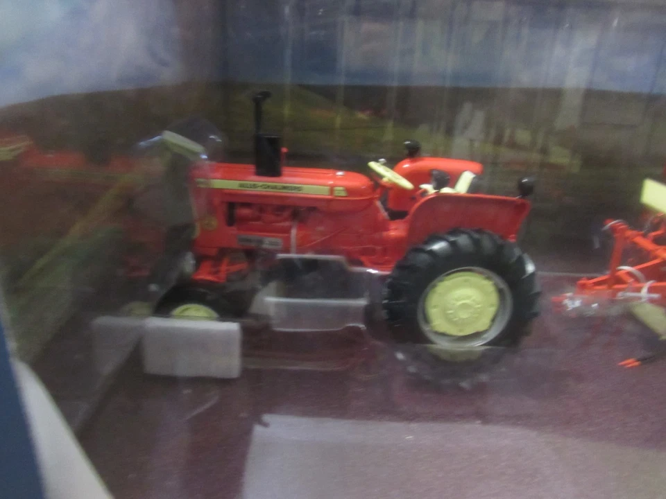 SPECCAST 1/16 2023 IOWA FFA ALLIS-CAHLMERS D15 TRACTOR W/330 4-ROW PLANTER - NIB - Image 3 of 4