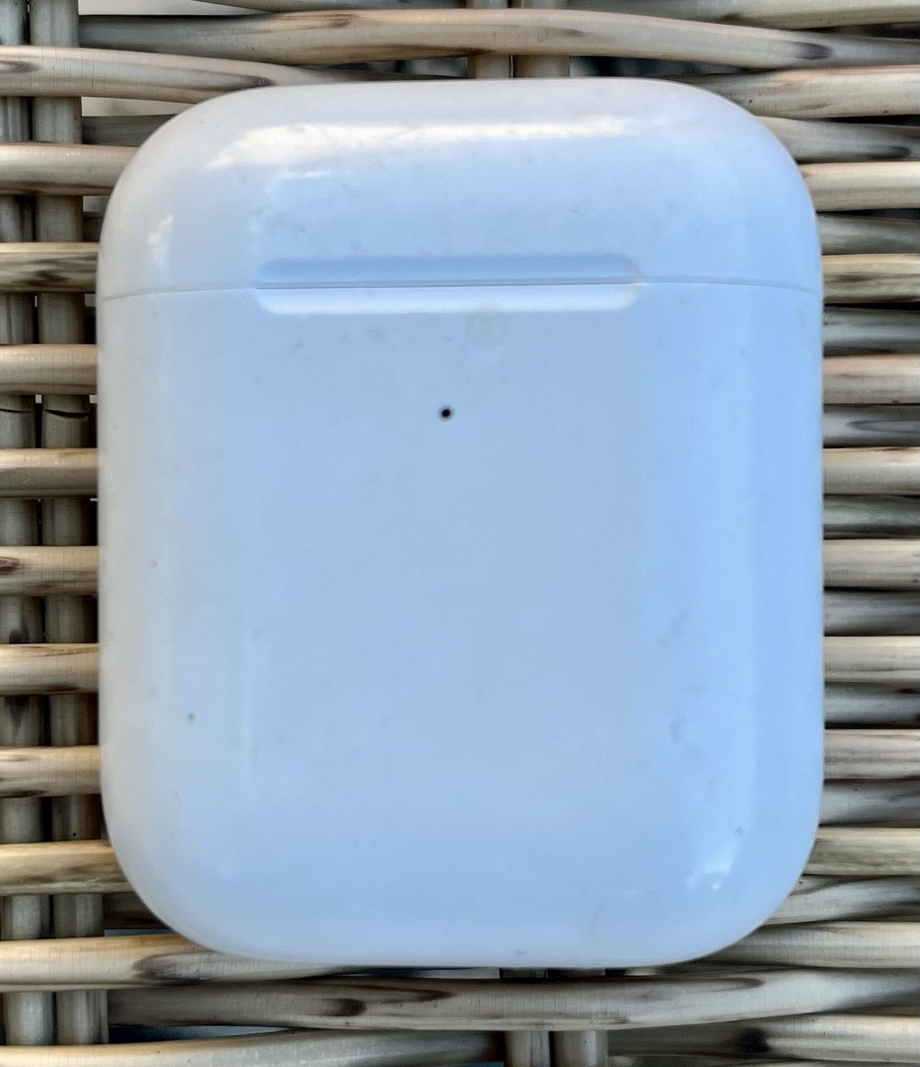 Apple AirPods (2nd Gen) Working Wireless Charging Case A1938 Apple AirPods (2nd Gen) Working Wireless Charging Case A1938