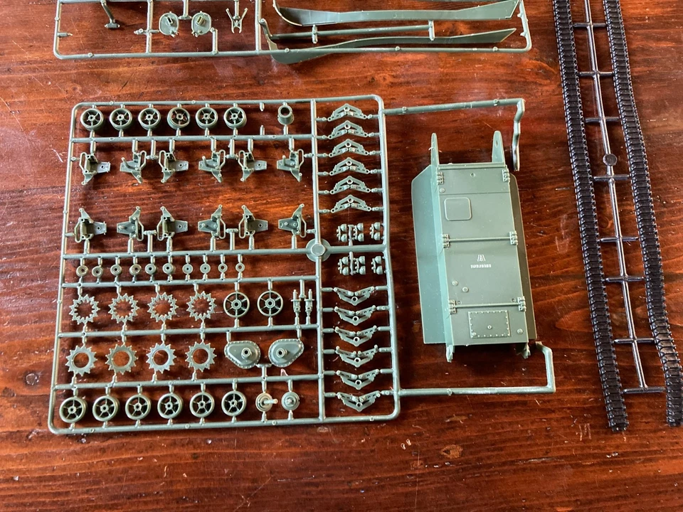 Sherman M4 A1, scala 1:35, Italeri, Italy. Modello da montare, plastica. Anni 70 - Immagine 2 di 4