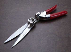 Corona - Swivel Grass Shears with Easy Grip Red Handle - Model # GS3750
