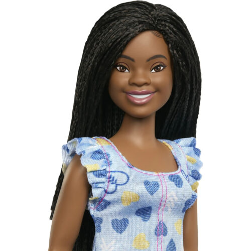 Barbie 13,2" bambola fashionista con sindrome di Down che indossa un vestito stampa cuore - Foto 3 di 6
