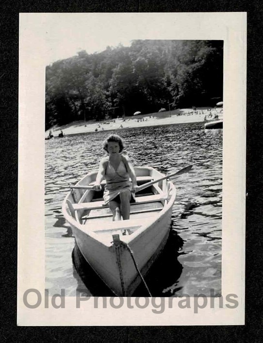 WOMAN HALTER SKIRT ROWING BOAT WOODLAND BEACH OLD/VINTAGE PHOTO- H366