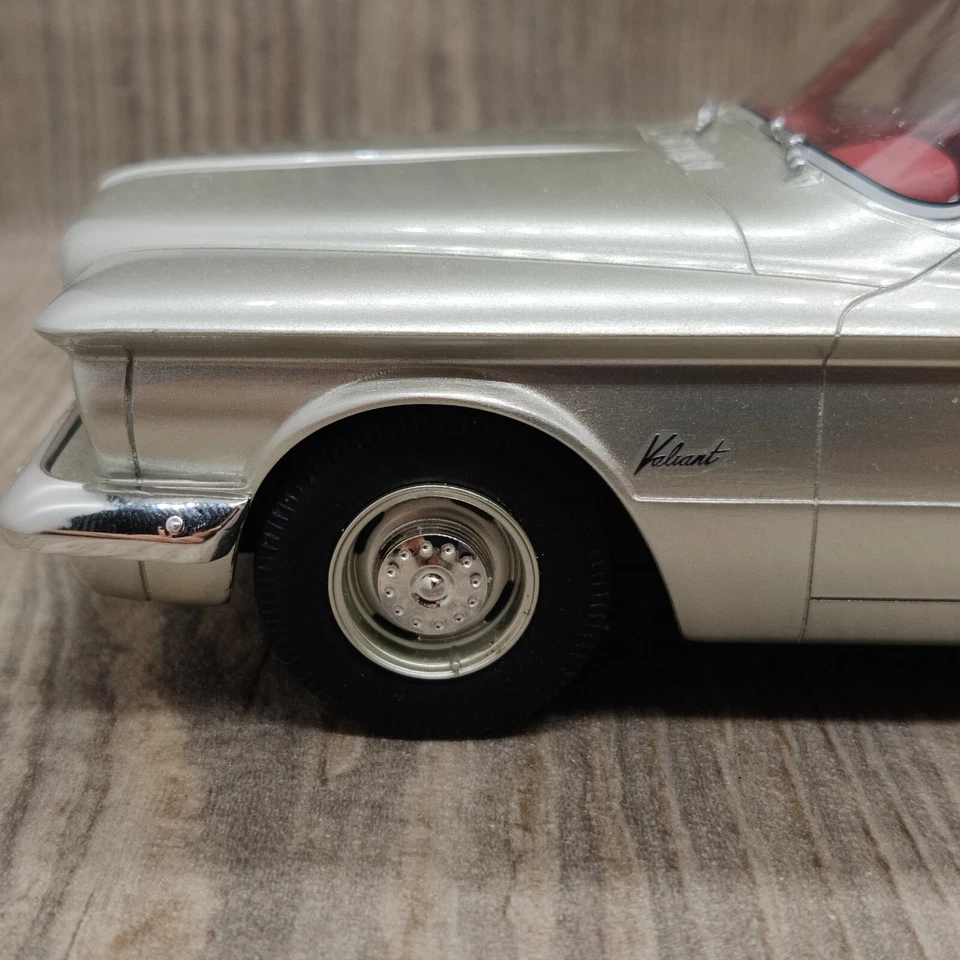 BERLINA AUTO BOS-MODELS PLYMOUTH VALIANT GRIGIO METALLIZZATO 1960 1:18 NUM 12... - Immagine 3 di 4