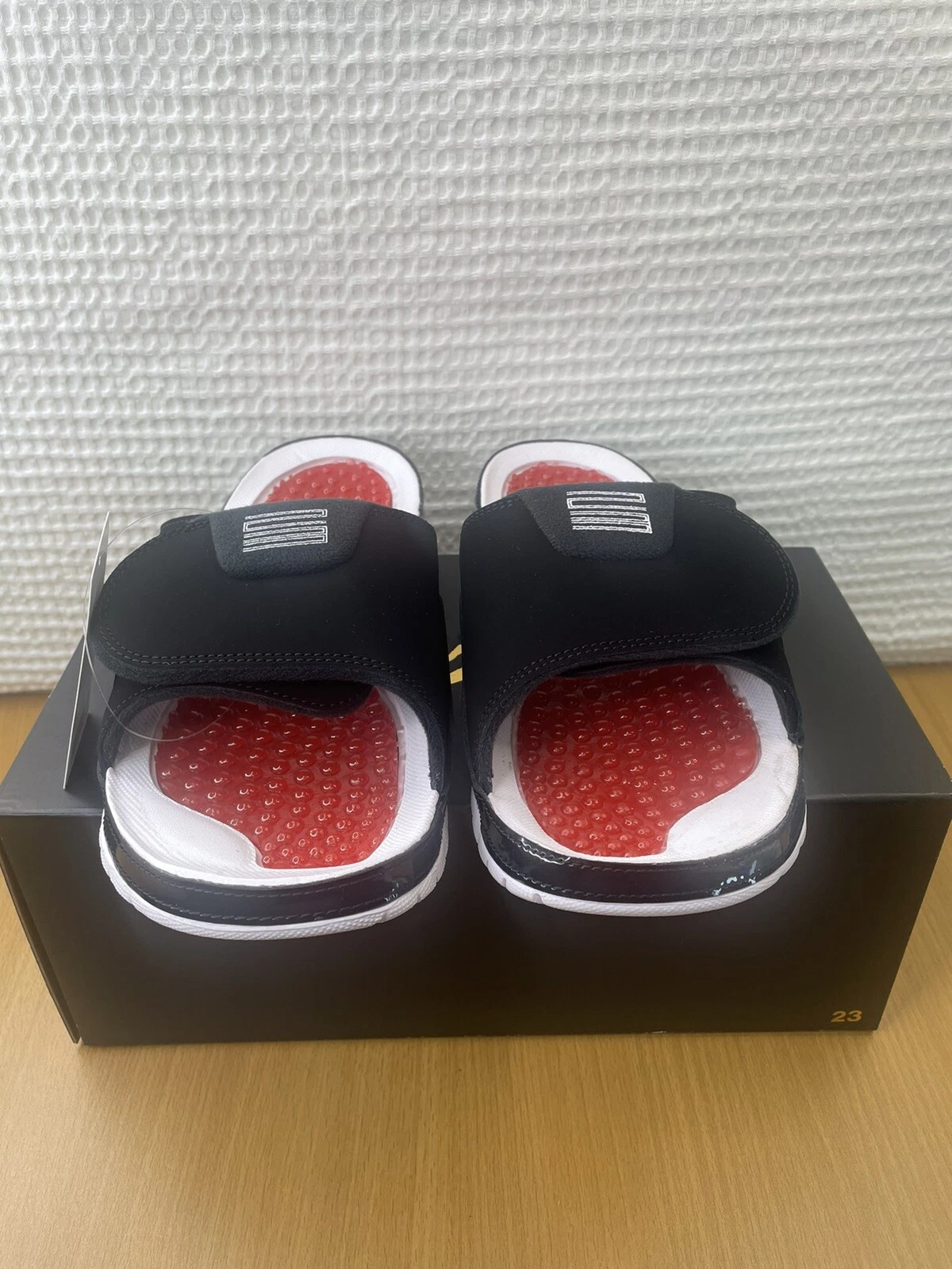 Sandali retrò slide Jordan Hydro 11 ""Bred"" neri rossi AA1336 006 da uomo taglia 8