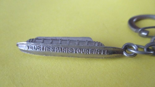 Porte clé, années 60 métal lourd, bateau 3D, VEDETTES PARIS TOUR EIFFEL - Afbeelding 2 van 3