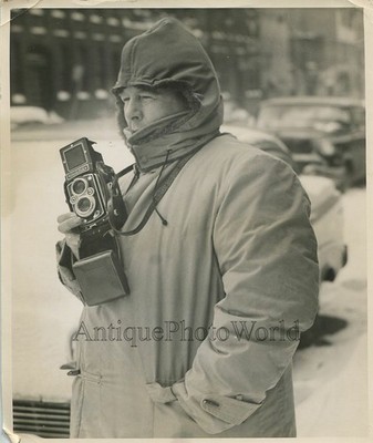Fotograf mit Rollerflex Kamera im Schnee Schneesturm Vintage Winterfoto
