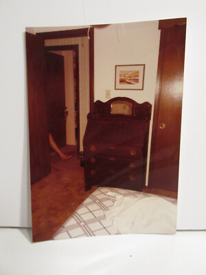 1980S VINTAGE FOUND PHOTOGRAPH COLOR ORIGINAL ART PHOTO WOMAN HIDE LEG FOOT FEET