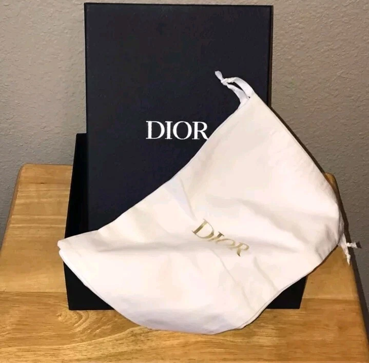 Grande boîte à chaussures DIOR (vide) et paire de sacs à poussière