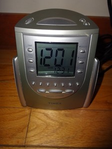Timex T309T Nature Sounds AM/FM Radio Alarm Clock 18 Presets Wake Sleep Buzzer