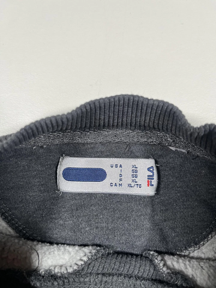 Sudadera Fila Para Hombres XL Gris Carbón Cuello Redondo Forrada de Vellón Pullover Pequeño Logo Foto 3 de 4