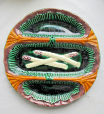 Assiette à asperges en barbotine verte de Bavent à 3 compartiments