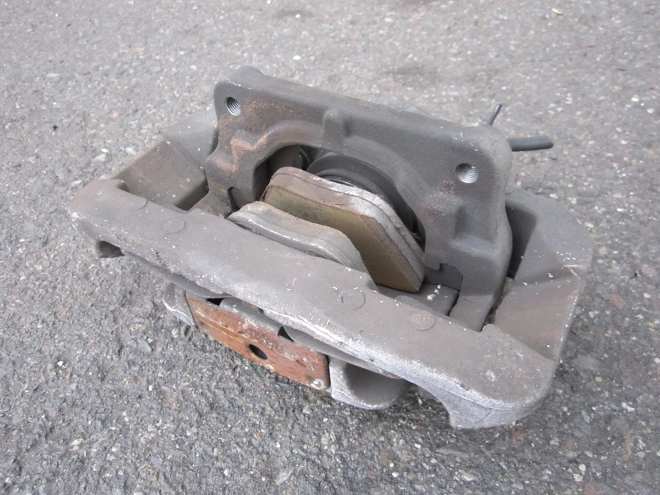 Carcasa pinza de freno delantera derecha nn802249 BMW 745Li 745i 2002 2003 2004 2005 OEM Foto 2 de 4