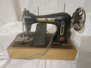 Antike Nähmaschine „Haid & Neu“ mit Efka-Motor & Holzsockel Goldverzierungen