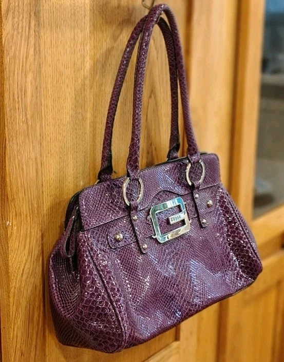De colección Y2k GUESS Púrpura Patente Imitación Serpiente Sillín Bolso Cartera Bolso B30 Foto 4 de 4