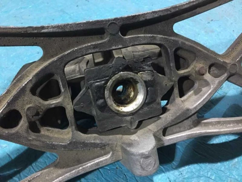 02 Jaguar XK8 4.0L Used Automatic Transmission Crossmember Mount - Image 4 of 4