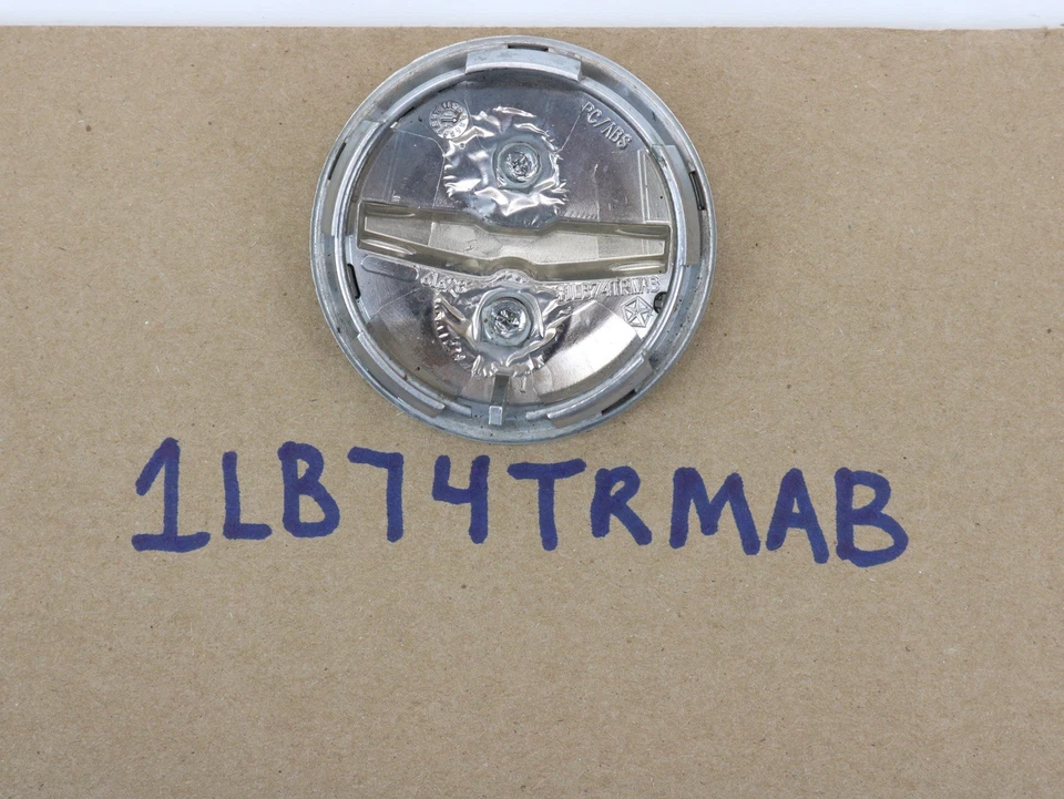 Chrysler 200, 300, Pacifica, Town & Country 2 1/2" 1LB74TRMAB Wheel Center Cap Foto 4 de 4