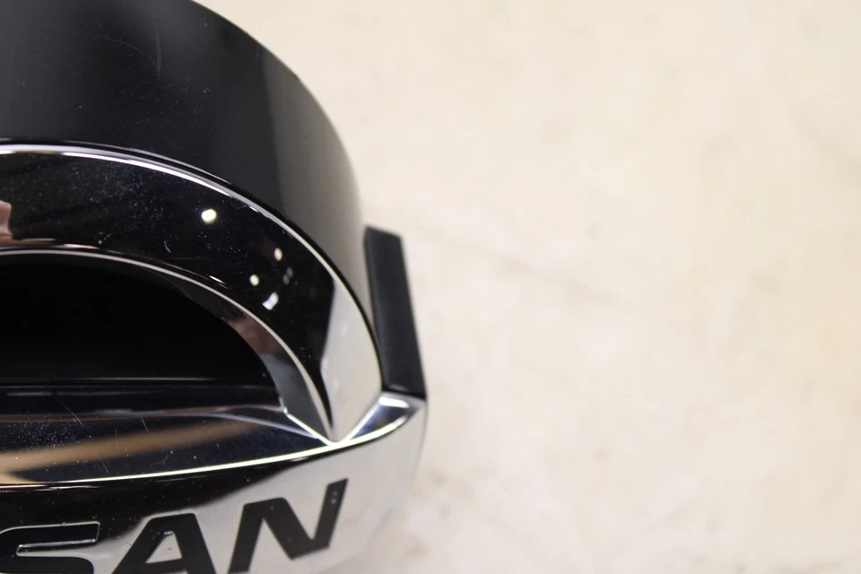 Nissan Juke Nismo RS 2015-2017 emblema delantero/cámara OEM LS16 Foto 2 de 4