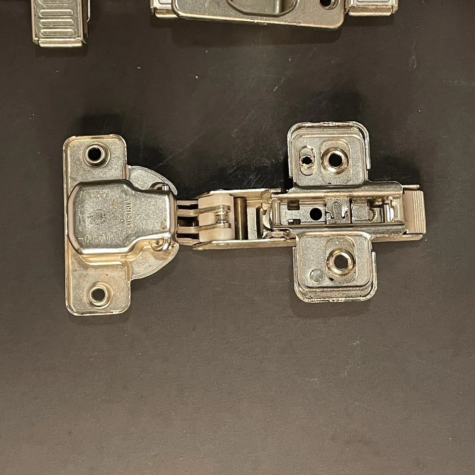 Lote de 8 BISAGRAS ARMARIO BLUM 70T555 con Placas de Liberación Rápida 110° Superposición Completa Foto 2 de 4