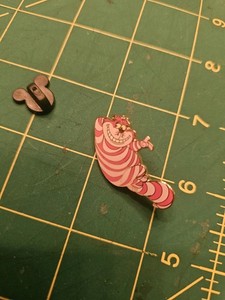 DISNEY ALICE IN WONDERLAND PIN BADGE - CHESHIRE CAT NEW