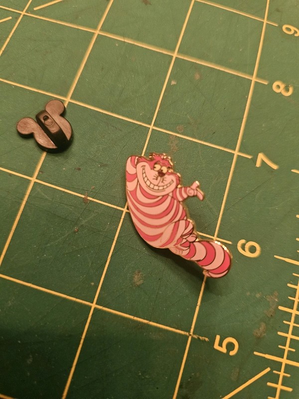 DISNEY ALICE IN WONDERLAND PIN BADGE - CHESHIRE CAT NEW