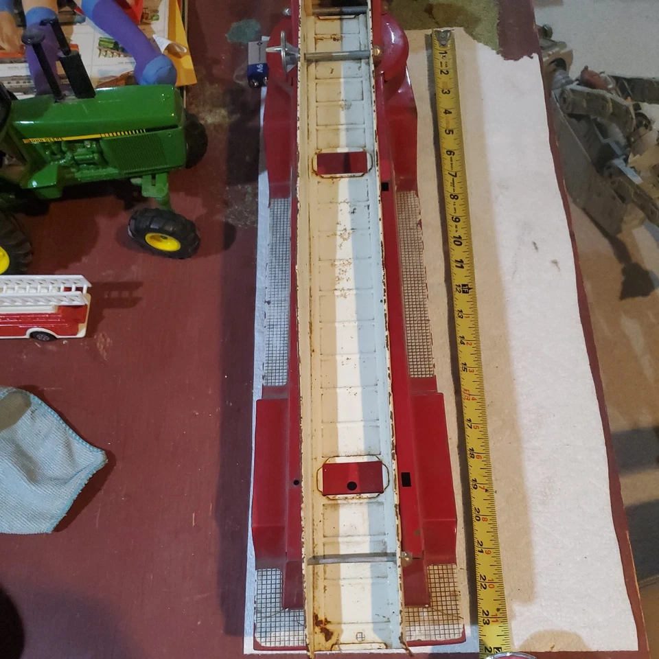 Vintage 1973-75 NYLINT Aerial Hook Ladder 30" Red Fire Truck Pressed Steel - Image 3 of 4