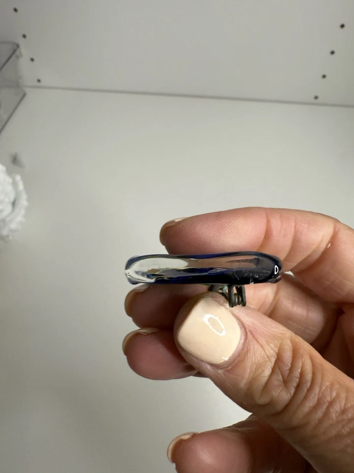 Broche cuadrado artesanal de vidrio fundido azul dorado MCM Foto 2 de 4