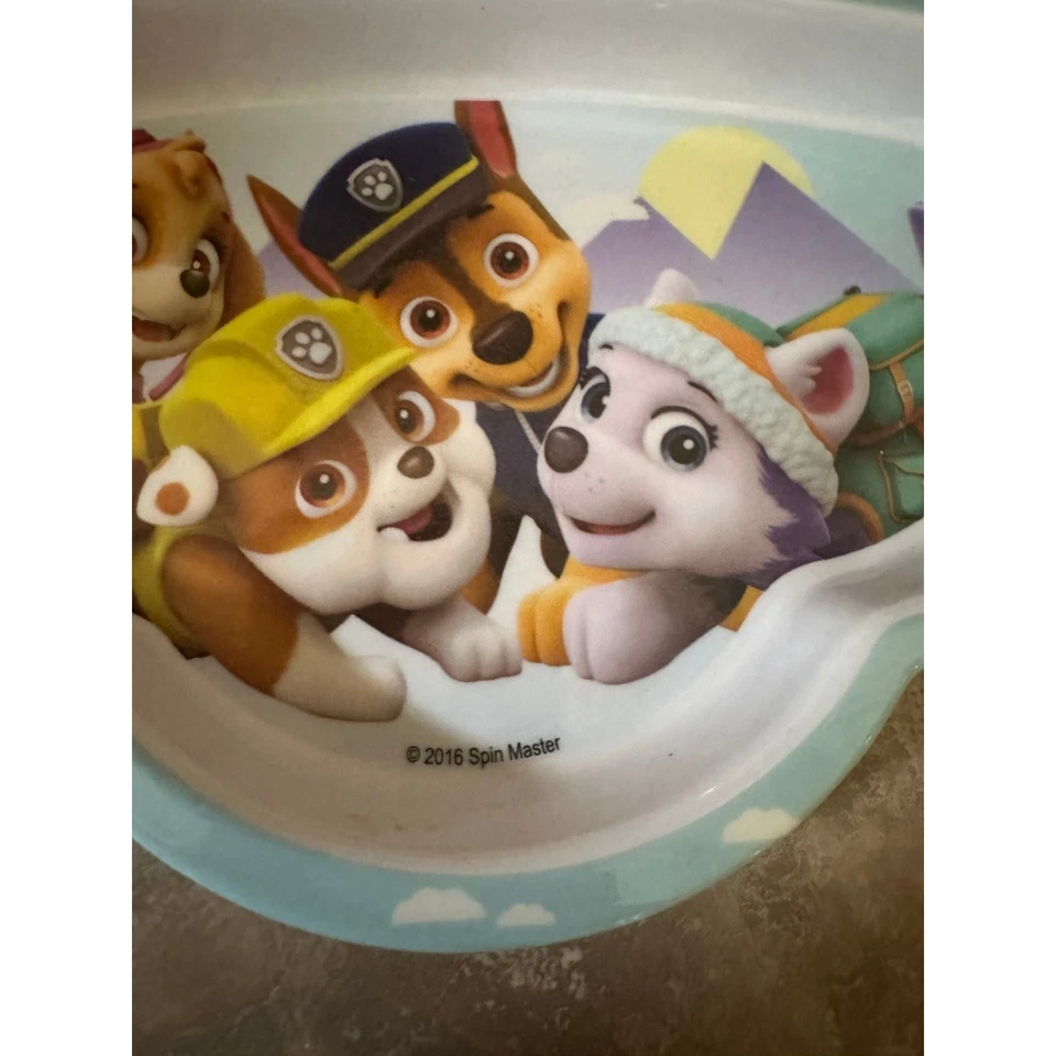 Cachorros Paw Patrol jugando plato dividido niños pequeños hora de comer Skye Everest Foto 2 de 4