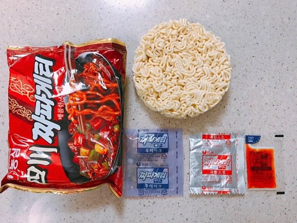 Spicy Chapagetti Pack - Nongshim Australia