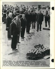 1974 Press Photo Canadian Prime Minister Pierre Trudeau, Unknown Soldier, Paris
