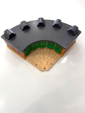 Thomas and Friends Wooden Railway Roundhouse Engine Shed w/Split Track Piece