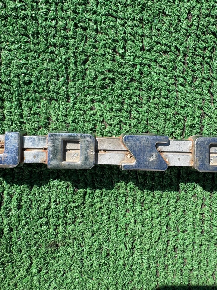 1941 Hudson hood side emblem 41 Deluxe Sedan Traveler Sedan Foto 3 de 4