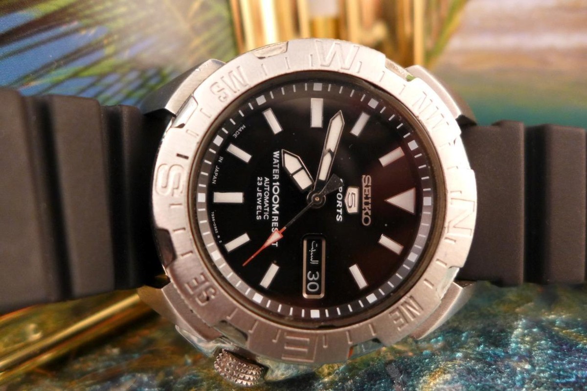 Sporty, Chunky Large Size 41mm Black Dial Seiko 5 7S36 02P0 Day