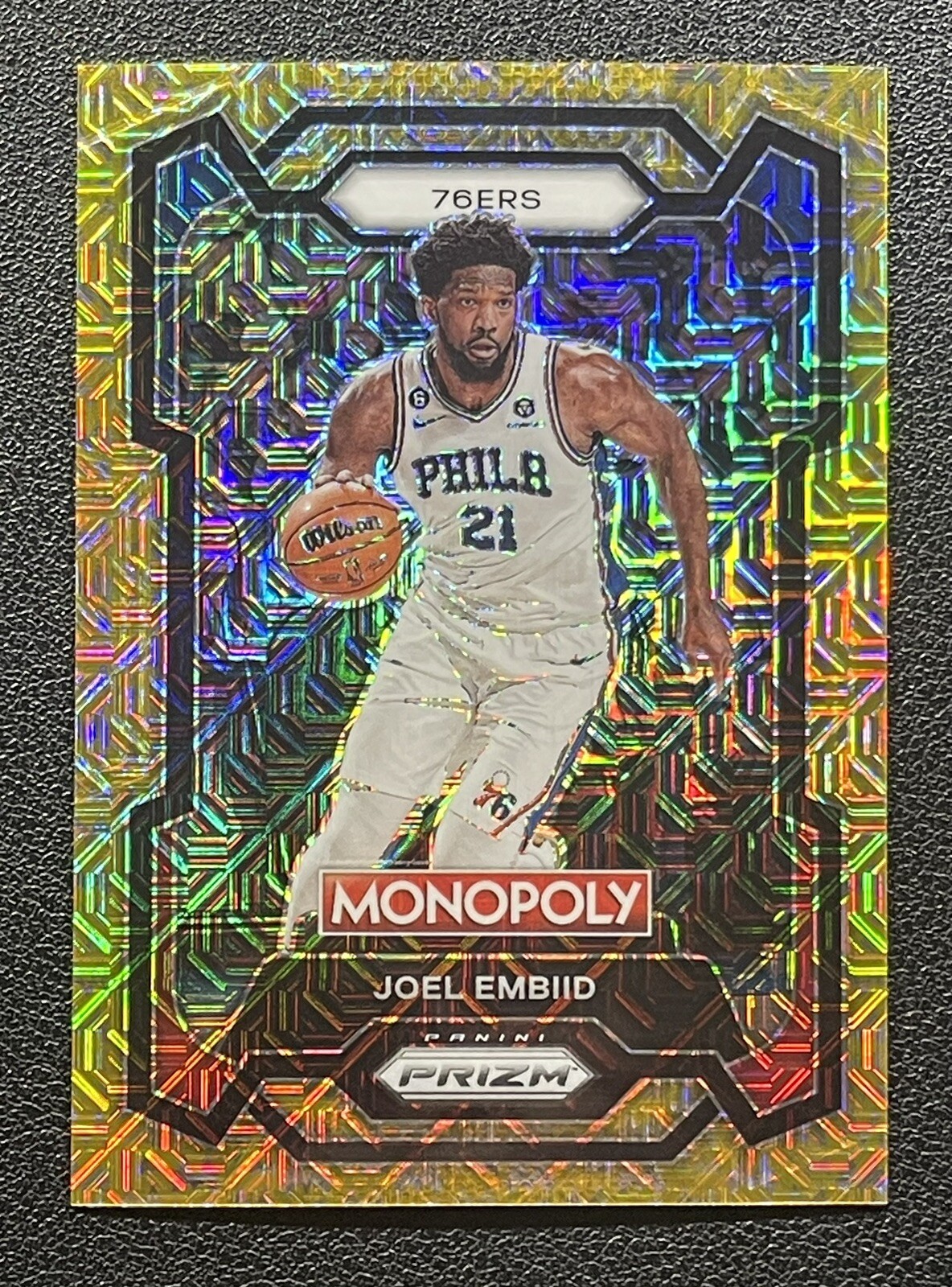2023-24 Panini Prizm NBA Monopoly Joel Embiid #69 Gold Shimmer 094/500 - 76ers