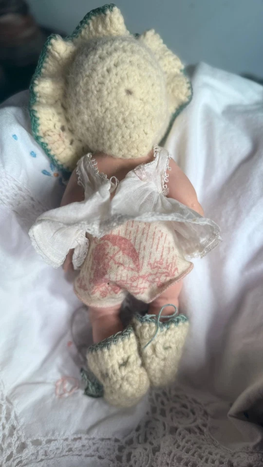 Vogue Dolls Inc. 1950 年代婴儿娃娃 9 英寸 - 原装套装,针织帽和短靴 — 第 3/4 张图片